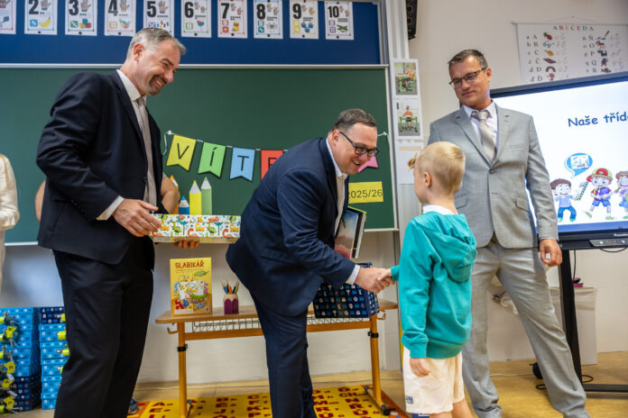 Vítání prvňáčků_ZŠ Hošťálkovice_primátor města Jan Dohnal_foto Jiří Zerzoň
