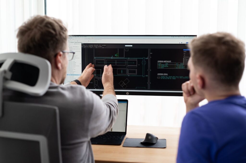 Inženýři SEMA při návrhu průmyslového stroje v CAD softwaru – digitální dvojče a simulace výroby