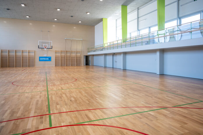 Nově zrekonstruovaná sportovní hala u ZŠ Josefa Valčíka v Ostravě-Pustkovci nabízí moderní zázemí pro školní i volnočasové sportování.