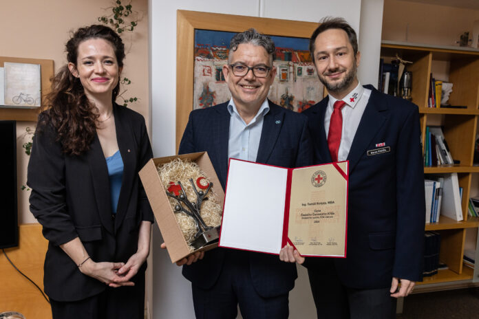 Ředitel Krajského úřadu Moravskoslezského kraje Tomáš Kotyza přebírá ocenění od Český červený kříž Ostrava