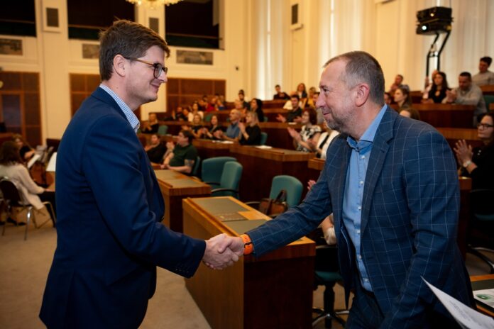 Podnikatelé a zástupci Nadačního fondu Veolia při předávání podpory v programu STARTér v Moravskoslezském kraji.