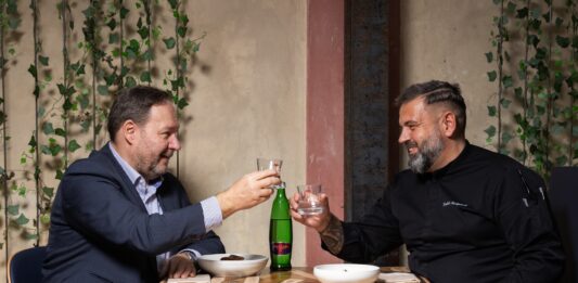 Nealkoholický koktejl a minerální voda jako součást fine diningu v moderní restauraci