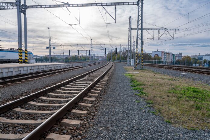 Moderní vlaková souprava vybavená systémem ETCS během provozu na české železniční trati