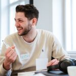 Studenti pracují v týmu na ESG projektu během ideathonu Kofola v Ostravě