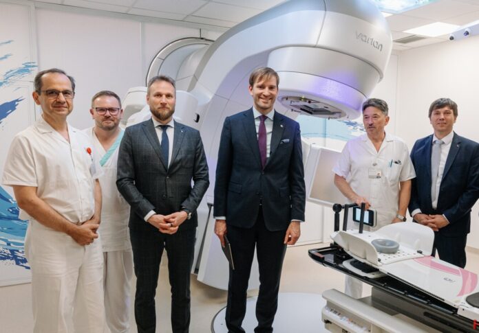 moderní zdravotnické zařízení radioterapie v nemocnici s technologiemi pro léčbu onkologie