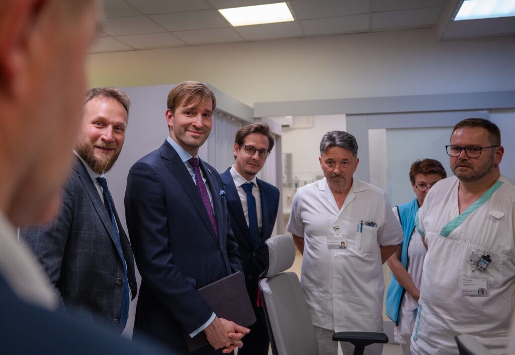 moderní zdravotnické zařízení radioterapie v nemocnici s technologiemi pro léčbu onkologie