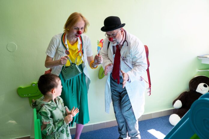 Zdravotní klauni baví dětského pacienta v nemocnici v Ostravě