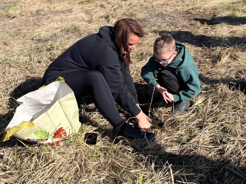 Sázení stromů na Velkém Javorníku v Beskydech, studenti a veřejnost při obnově lesa