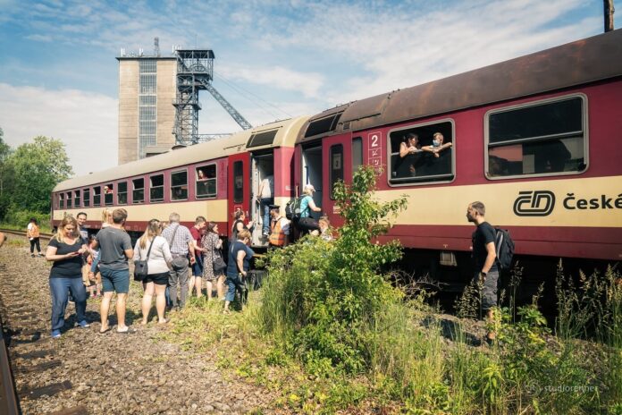 Báňský výletní vlak v Moravskoslezském kraji připomínající hornickou historii a industriální dědictví regionu