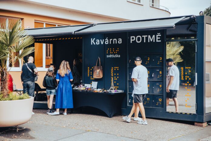 Kavárna POTMĚ v Ostravě zve návštěvníky do světa bez zraku a podporuje projekt Světluška.