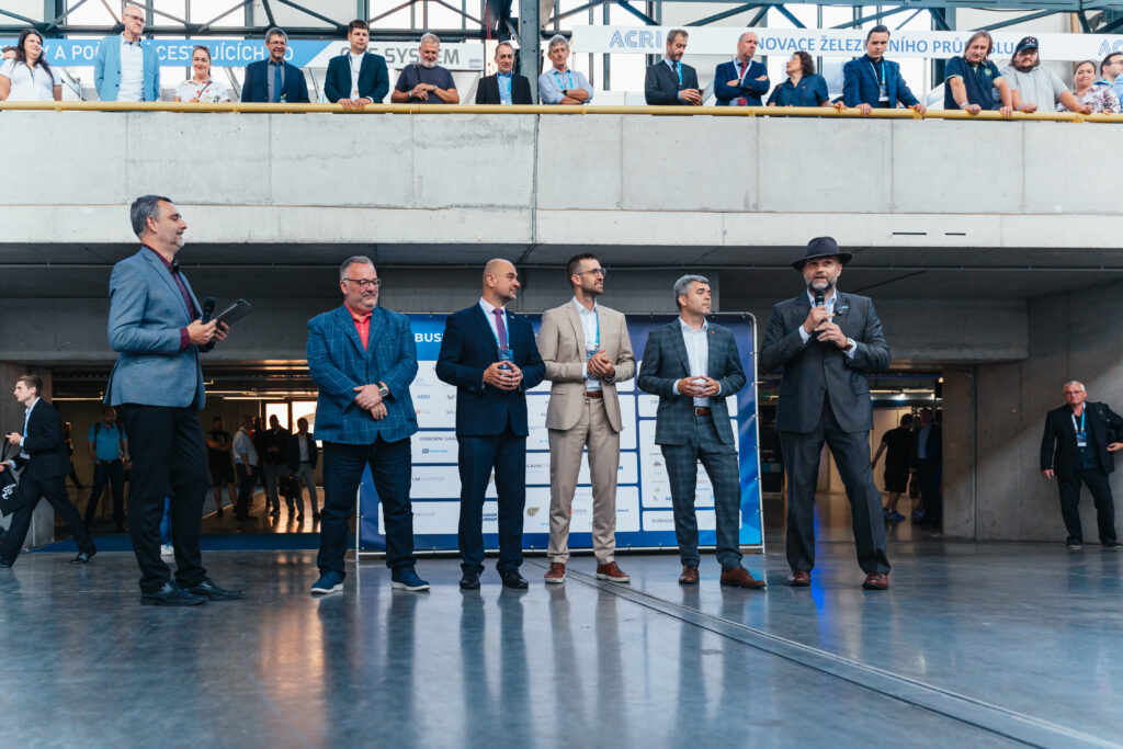 Rail Business Days 2026 v ostravském Trojhalí Karolina s vystavenými kolejovými vozidly a návštěvníky veletrhu.