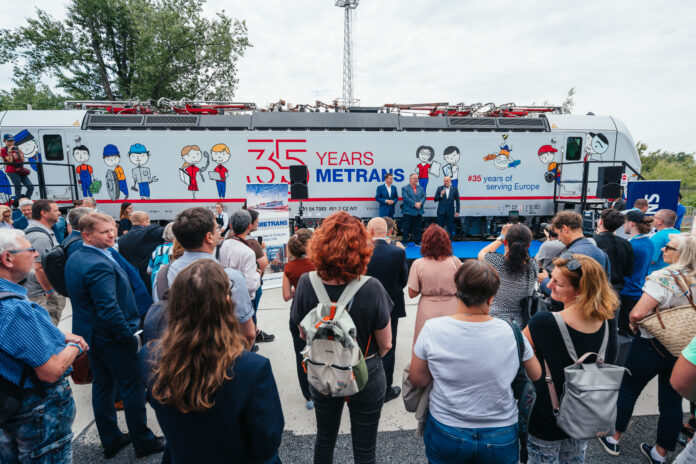 Rail Business Days 2026 v ostravském Trojhalí Karolina s vystavenými kolejovými vozidly a návštěvníky veletrhu.