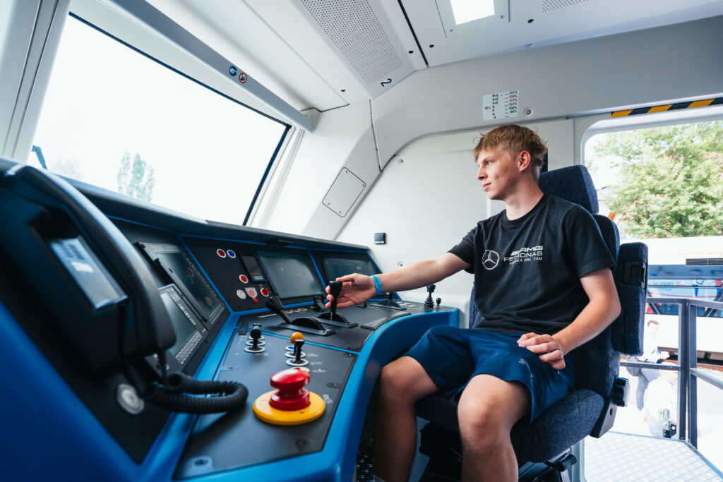 Rail Business Days 2026 v ostravském Trojhalí Karolina s vystavenými kolejovými vozidly a návštěvníky veletrhu.
