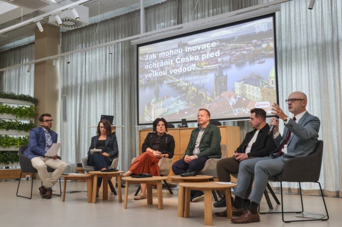 Kulaty stul Veolia behem Climate Week Prague