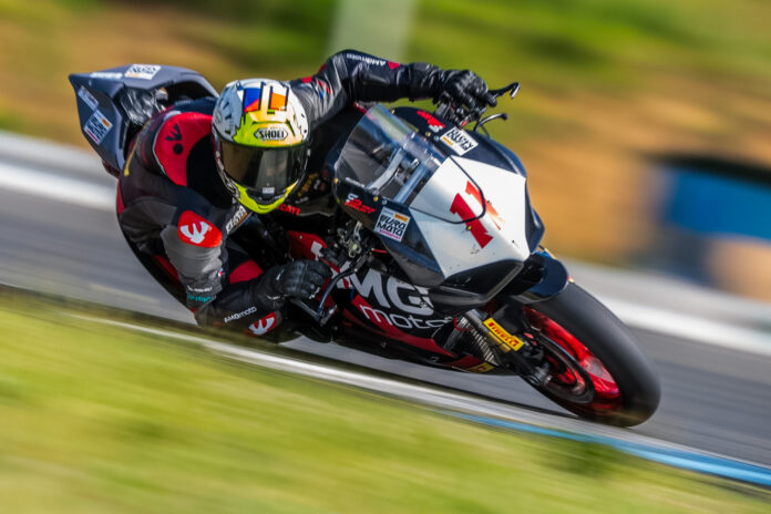 Filip Novotný a Maks Palmowski z ostravského týmu SP race project před závodem na Nürburgringu
